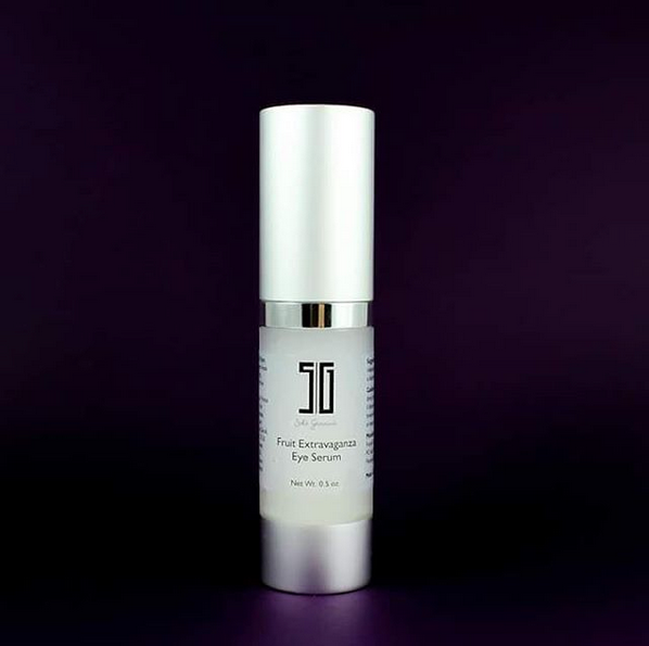 Solo Giovane eyecare serum bottle with visible brand logo on a dark background