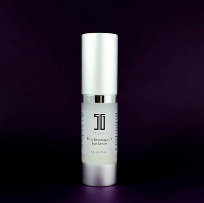 Solo Giovane eyecare serum bottle with visible brand logo on a dark background